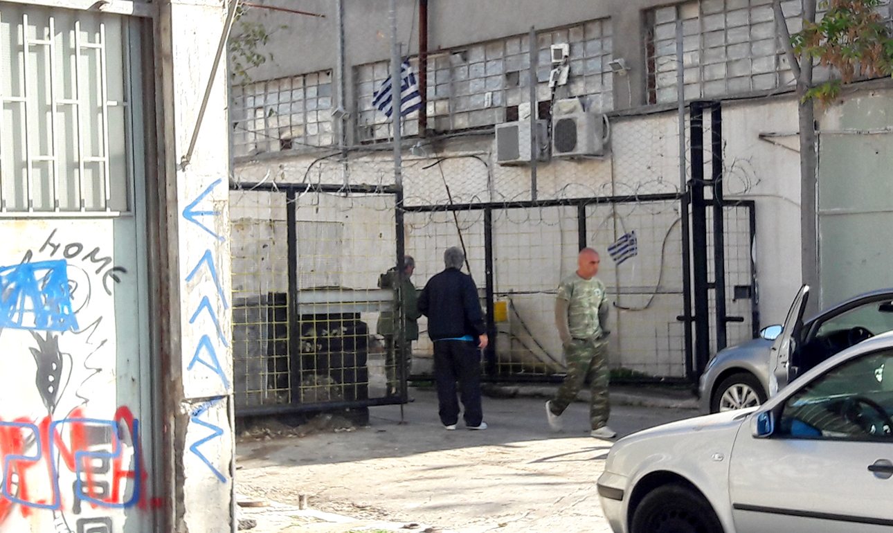 Ποιοι είναι οι καταληψίες με τα χακί στο Βοτανικό