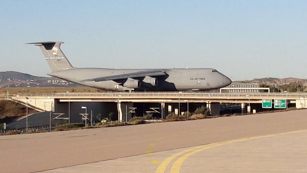 Δέος προκαλεί ο όγκος του μεταγωγικού της US Air Force. Εδώ περνάει πάνω από τη γέφυρα της Αττικής Οδού στο «Ελ. Βενιζέλος» (φωτό: Athens Airport)