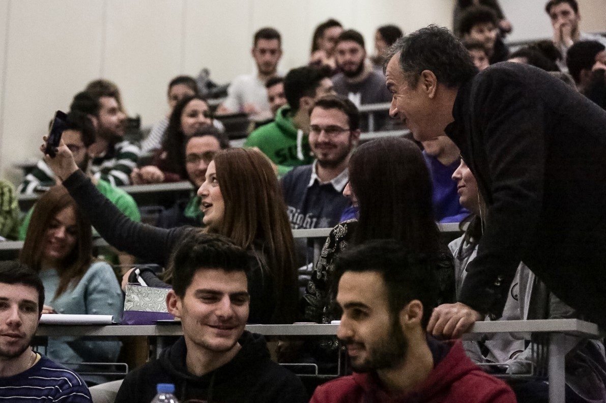 Ο Θεοδωράκης προβλέπει ότι ο Τσίπρας θα υπογράψει τα πάντα