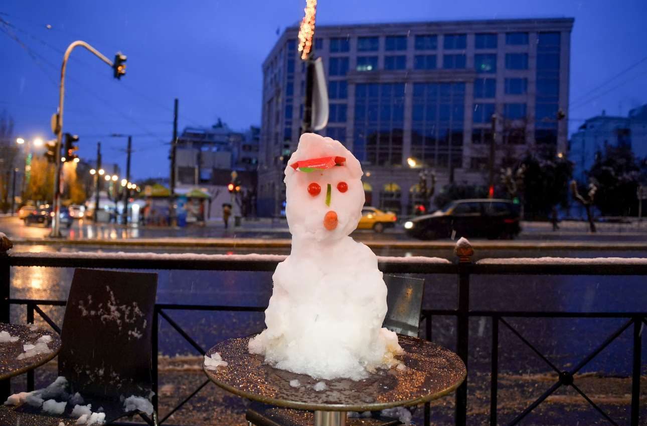 Κάποιοι ορεξάτοι πρόλαβαν να φτιάξουν και χιονάνθρωπους δίπλα σε κεντρικό δρόμο της πόλης