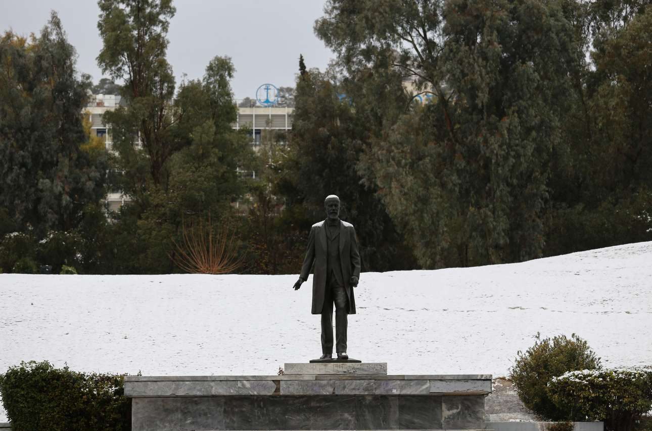 Εχει πια ξημερώσει. Το χιονισμένο άγαλμα του Ελευθέριου Βενιζέλου στην πάρκο Ελευθερίας δίπλα από το Μέγαρο Μουσικής