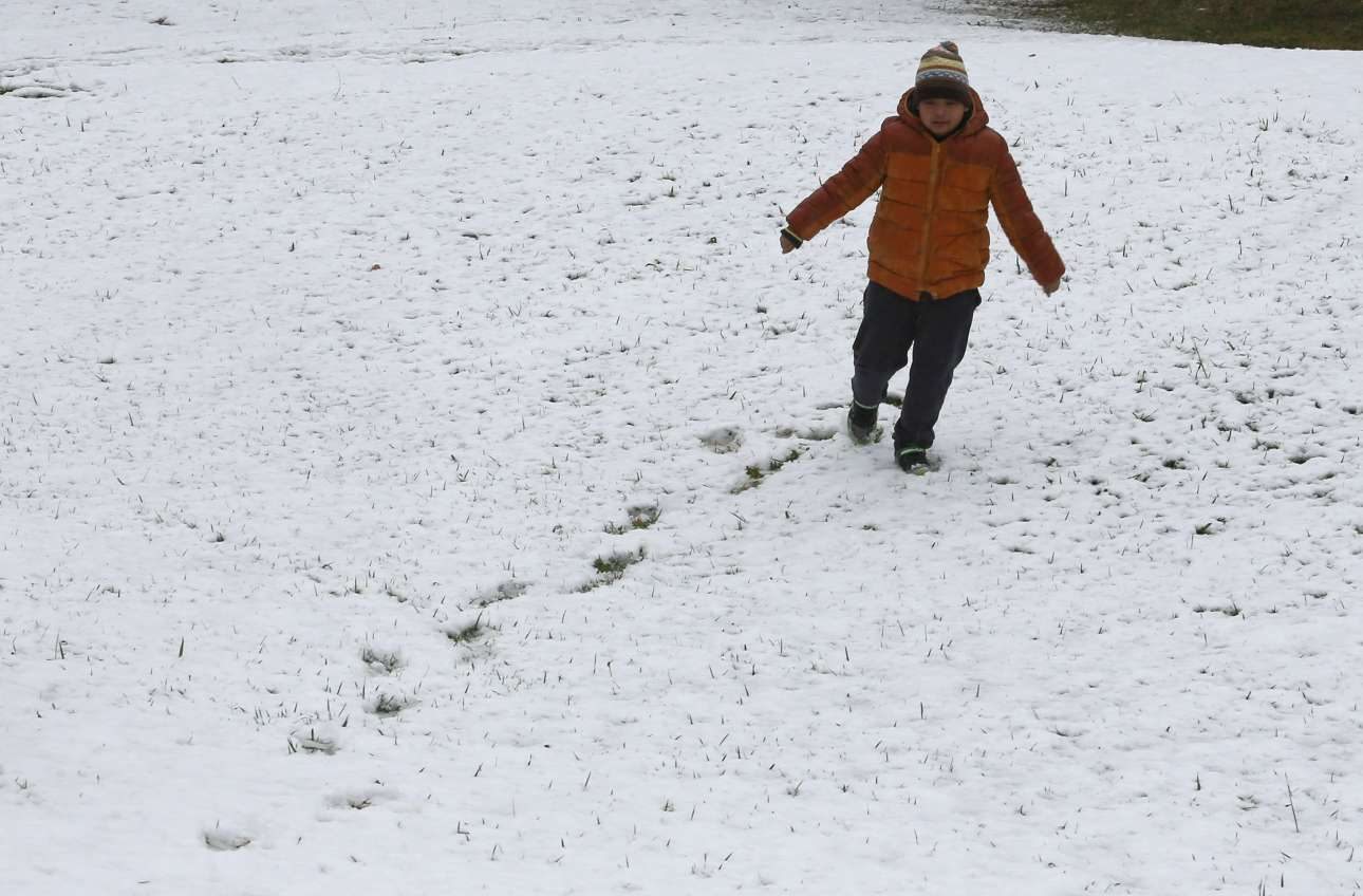 Η καλύτερη ημέρα για τα παιδιά που έβαλαν ζεστά ρούχα και έτρεξαν να παίξουν με το χιόνι