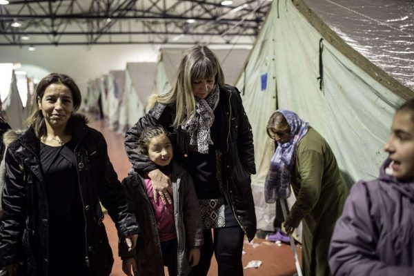  μαζί με την οικογένεια της Σύριας Ζοζάν (αριστερά) αγκαλιάζει την μικρή Τζουέλ καθώς αποχωρούν από το καμπ προσφύγων S.K. Market στο Καλοχώρι Θεσσαλονίκης 22 Δεκεμβρίου 2016/ Konstantinos_Tsakalidis_SOOC_Protagon