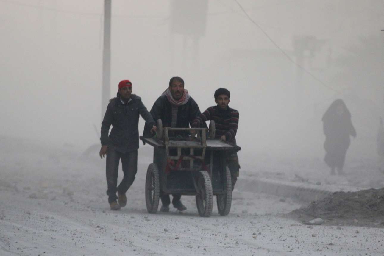 Χιλιάδες άμαχοι απομακρύνονται από το Χαλέπι