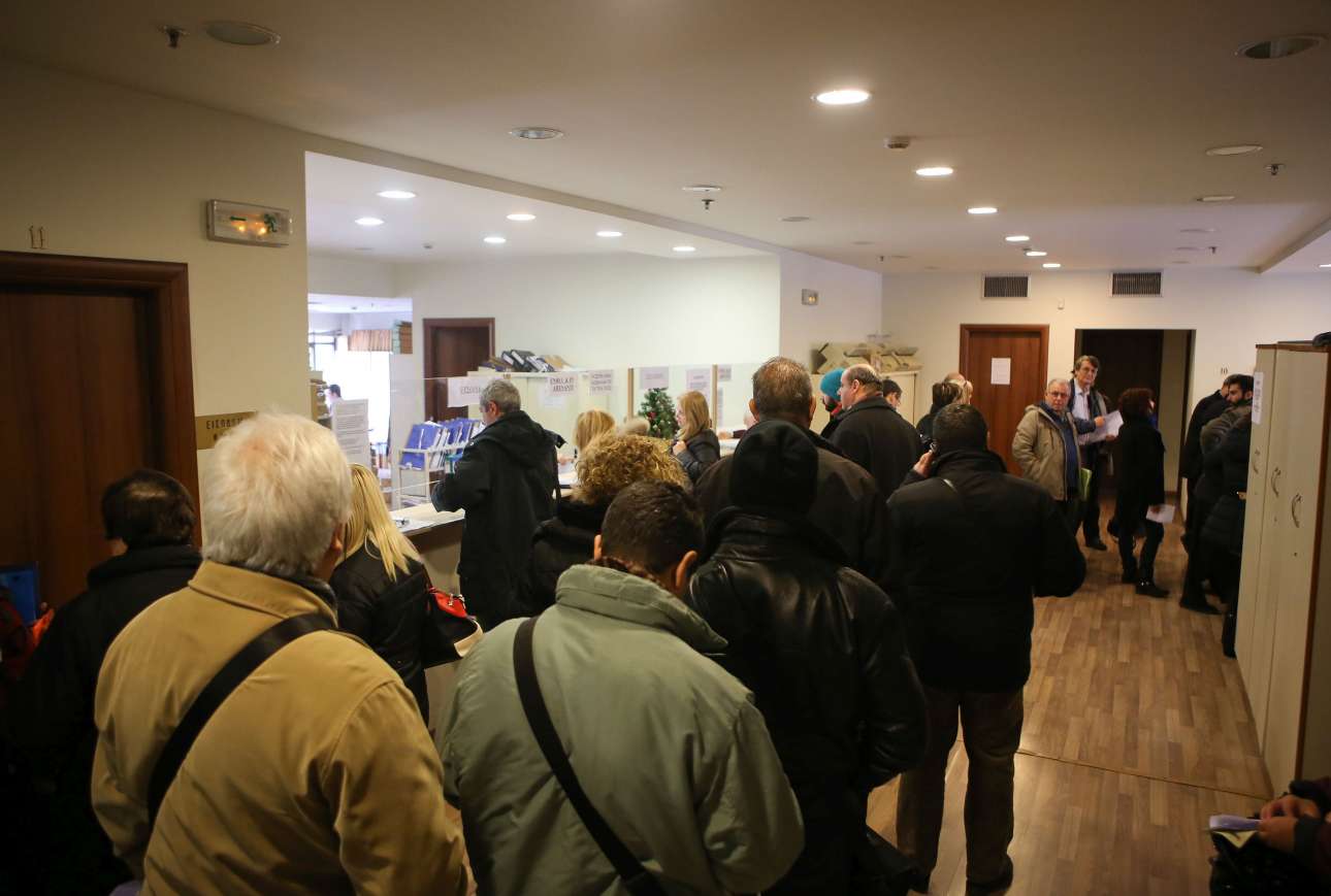 Ποιος πληρώνει τις παροχές;