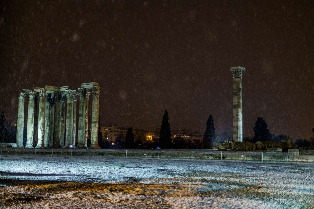 Πρώτες πρωινές ώρες Πέμπτης, ο Ναός του Ολυμπίου Διός καλύπτεται με ένα λεπτό στρώμα χιονιού