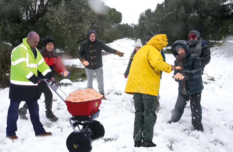 Αλάτι Ιμαλαΐων χρησιμοποιούν οι δήμοι για να αντιμετωπίσουν τον χιονιά