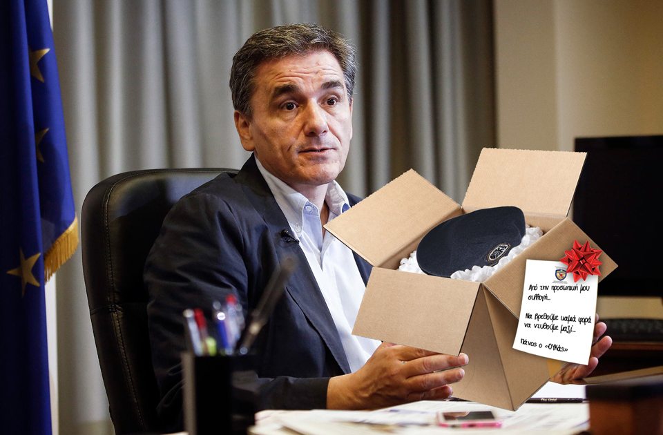 Δώρο έναν μαύρο μπερέ έστειλε στον Τσακαλώτο ο Πάνος Καμμένος