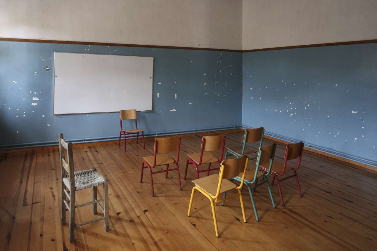 «Βιομηχανία» απολυτηρίων με «άριστα» για διορισμούς στο Δημόσιο!