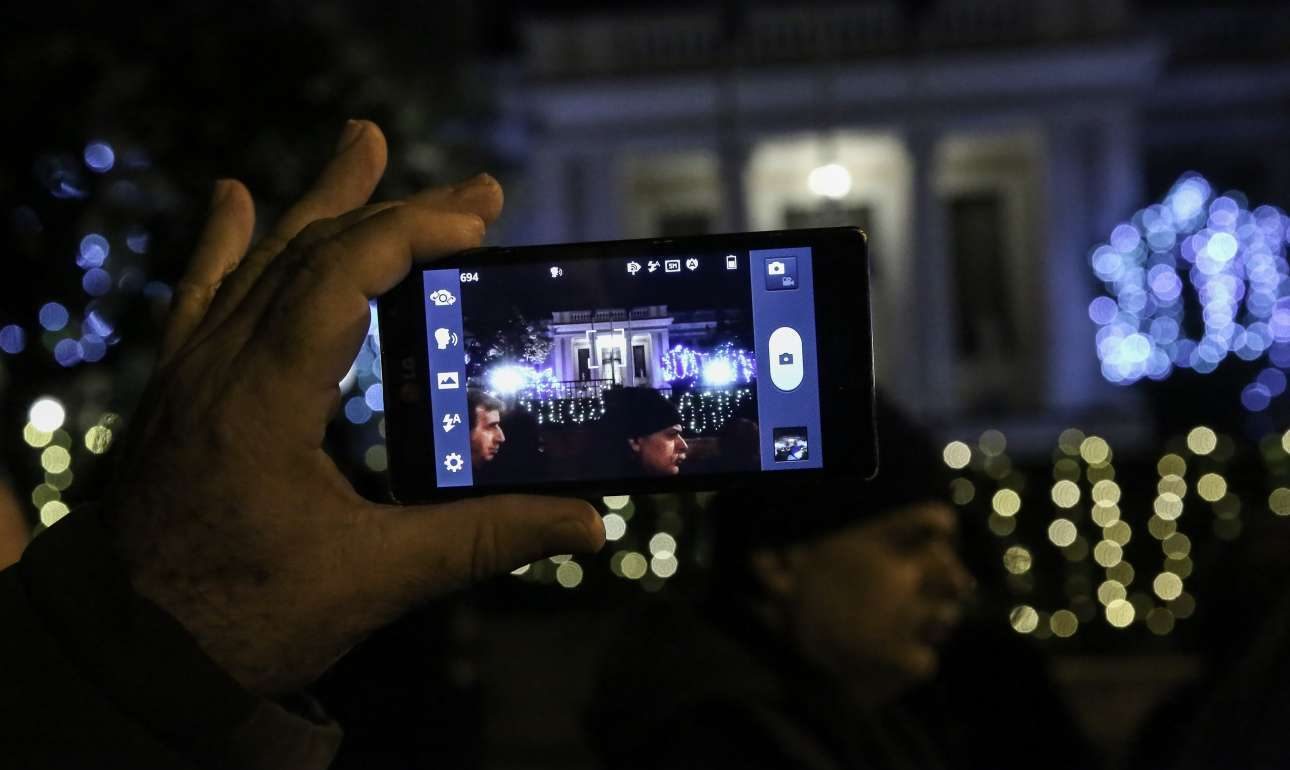Πέτρες στα τζάμια του Μαξίμου