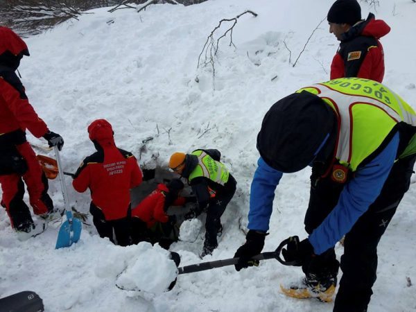 Members of Alpine and Speleological Rescue Team work at the Hotel Rigopiano in Farindola, central Italy, hit by an avalanche, in this January 19, 2017 handout picture provided by Lazio's Alpine and Speleological Rescue Team. Soccorso Alpino Speleologico Lazio/Handout via REUTERS   ATTENTION EDITORS - THIS IMAGE WAS PROVIDED BY A THIRD PARTY. EDITORIAL USE ONLY. NO RESALES. NO ARCHIVE.