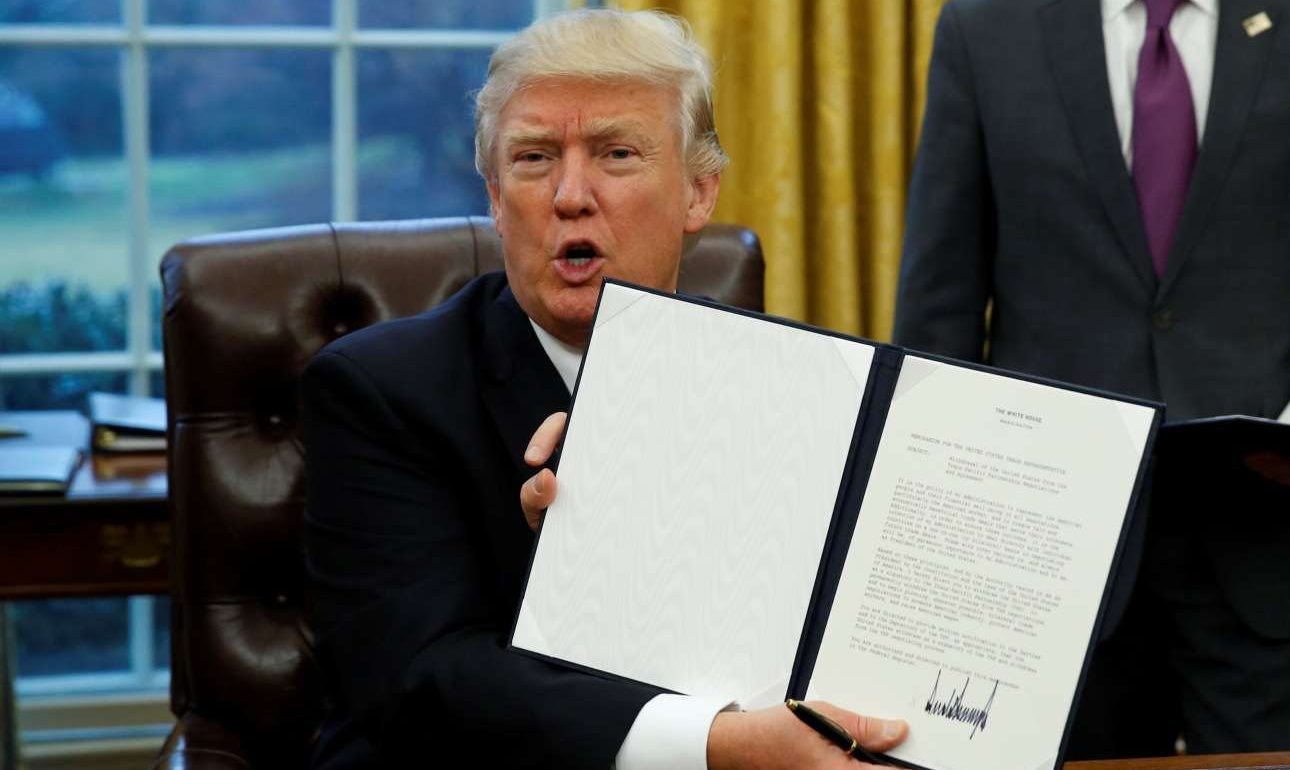 Ο Τραμπ υπογράφει το ένα διάταγμα μετά το άλλο και «ξηλώνει» το κράτος Ομπάμα