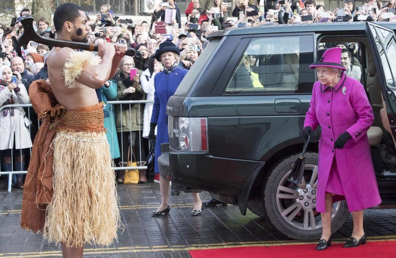 Η βασίλισσα Ελισάβετ Β’ (μετά το κρυολόγημα) αντιμέτωπη με ημίγυμνο άνδρα