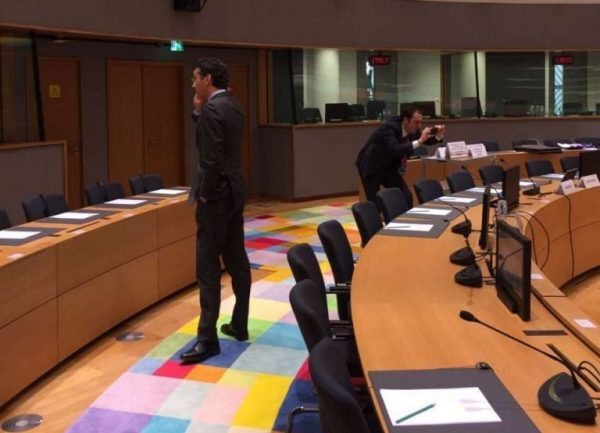 Ο πρόεδρος του Eurogroup Γερούν Ντάισελμπλουμ μιλά στο τηλέφωνο πριν από την έναρξη της συνεδρίασης / Twitter