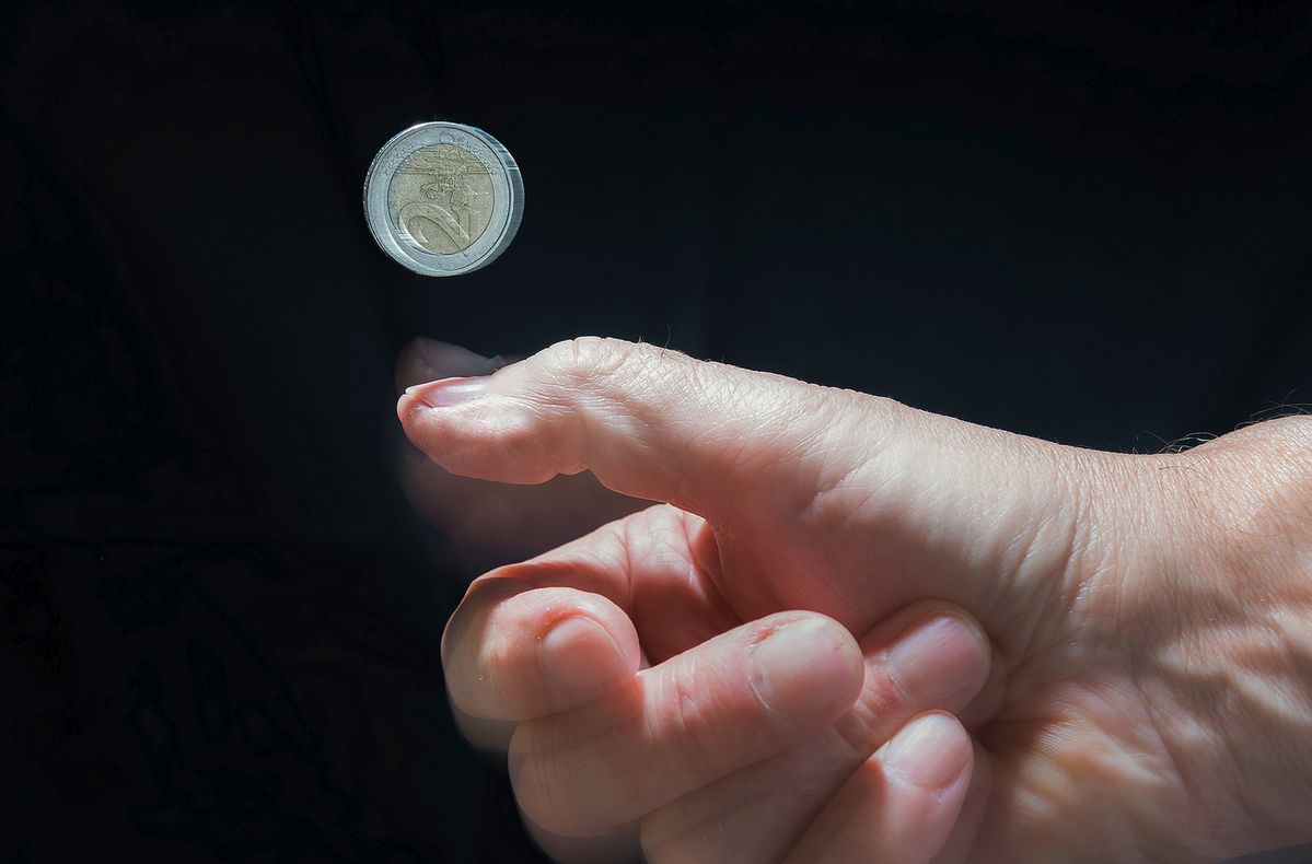 Γονατιστός, μπροστά στον λογιστή