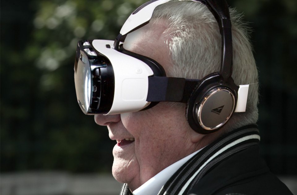 Ο Αλέκος Φλαμπουράρης αναζητά on camera κάποιον να τρώει από τα σκουπίδια…