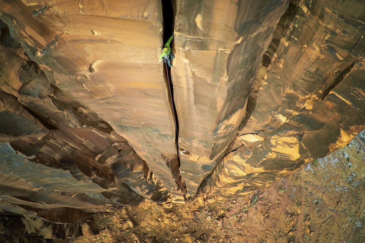 Μια συναρπαστική φωτογραφία ενός ορειβάτη μέσα στη ρωγμή των βραχωδών ορέων του Μόαμπ στην Γιούτα της Αμερικής
