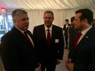 Ο Γιώργος Πατούλης, με την ιδιότητα του προέδρου της ΚΕΔΕ μαζι με τους δύο υπουργούς. Και οι τρεις με κόκκινη γραβάτα. 