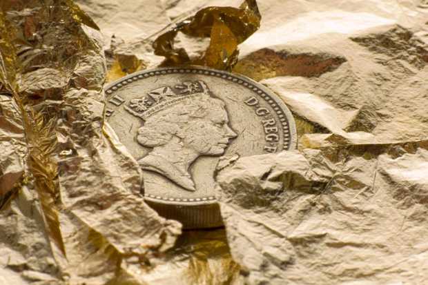 Οι Ελληνες ρευστοποιούν χρυσές λίρες