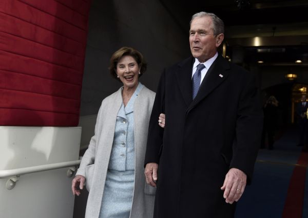 O 43ος πρόεδρος Τζορτζ Μπους και η σύζυγος του Λόρα, προσέρχονται στην τελετή