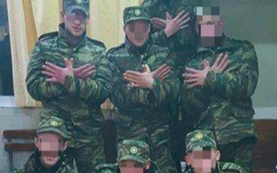 Με φυλάκιση ως πέντε έτη απειλούνται οι φαντάροι που σχημάτισαν τον αλβανικό αετό