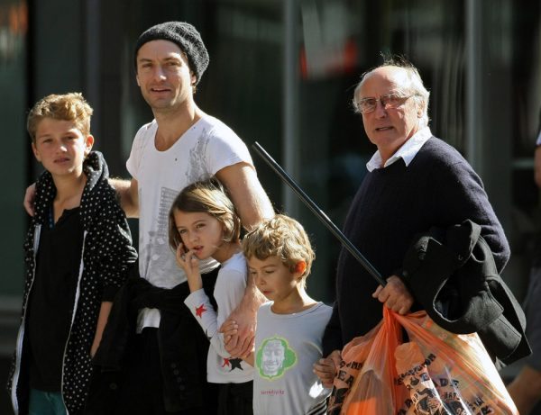October 20, 2009: British actor Jude Law photographed with his father and three children Halloween Costume shopping in downtown New York City. Credit: INFphoto.com Ref: infusny-04/163|sp|EXCLUSIVE TO INF. ALL-ROUNDER.