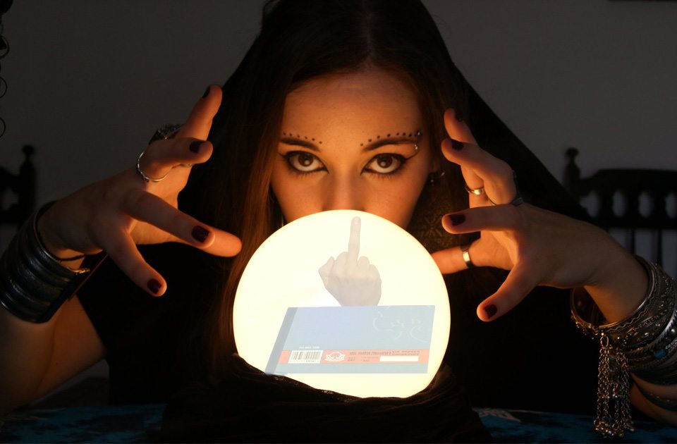 Στα μέντιουμ καταφεύγουν όσοι έχουν μπλοκάκια για να δουν τι θα γίνει