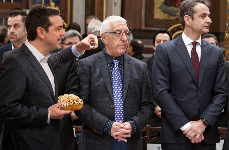 Κέρασε τσίπουρο κατά την επίσημη δοξολογία στη Μητρόπολη ο Αλ. Τσίπρας