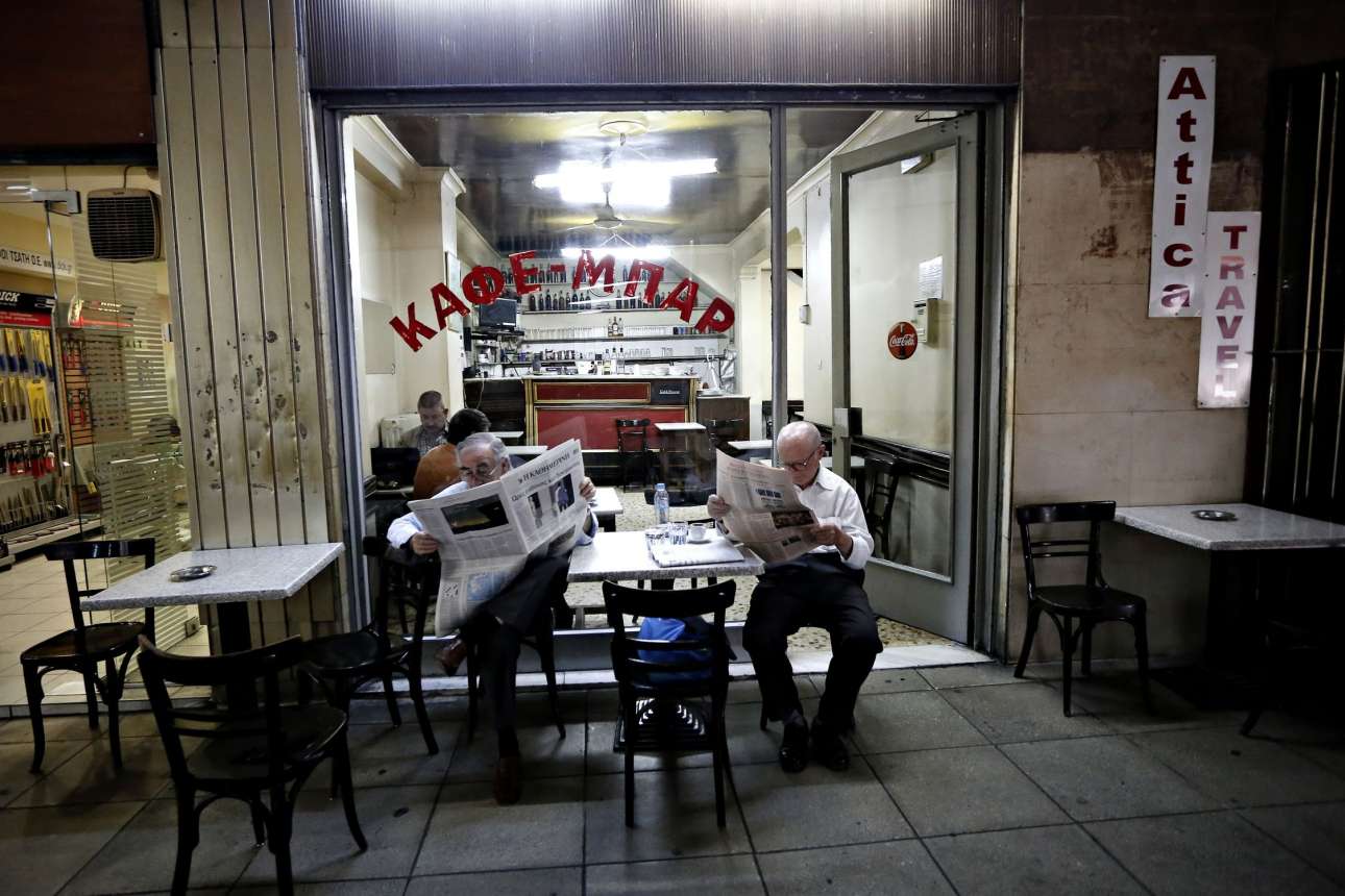 Συζητώντας στο καφενείο για τη δραχμή