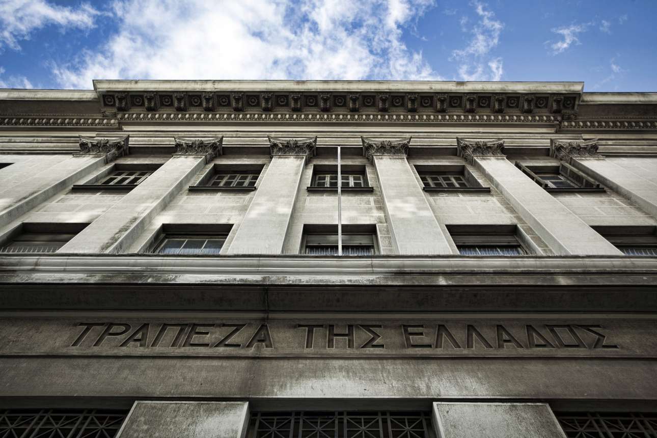 Στα χαμηλότερα επίπεδα από το 2001 οι καταθέσεις στις τράπεζες