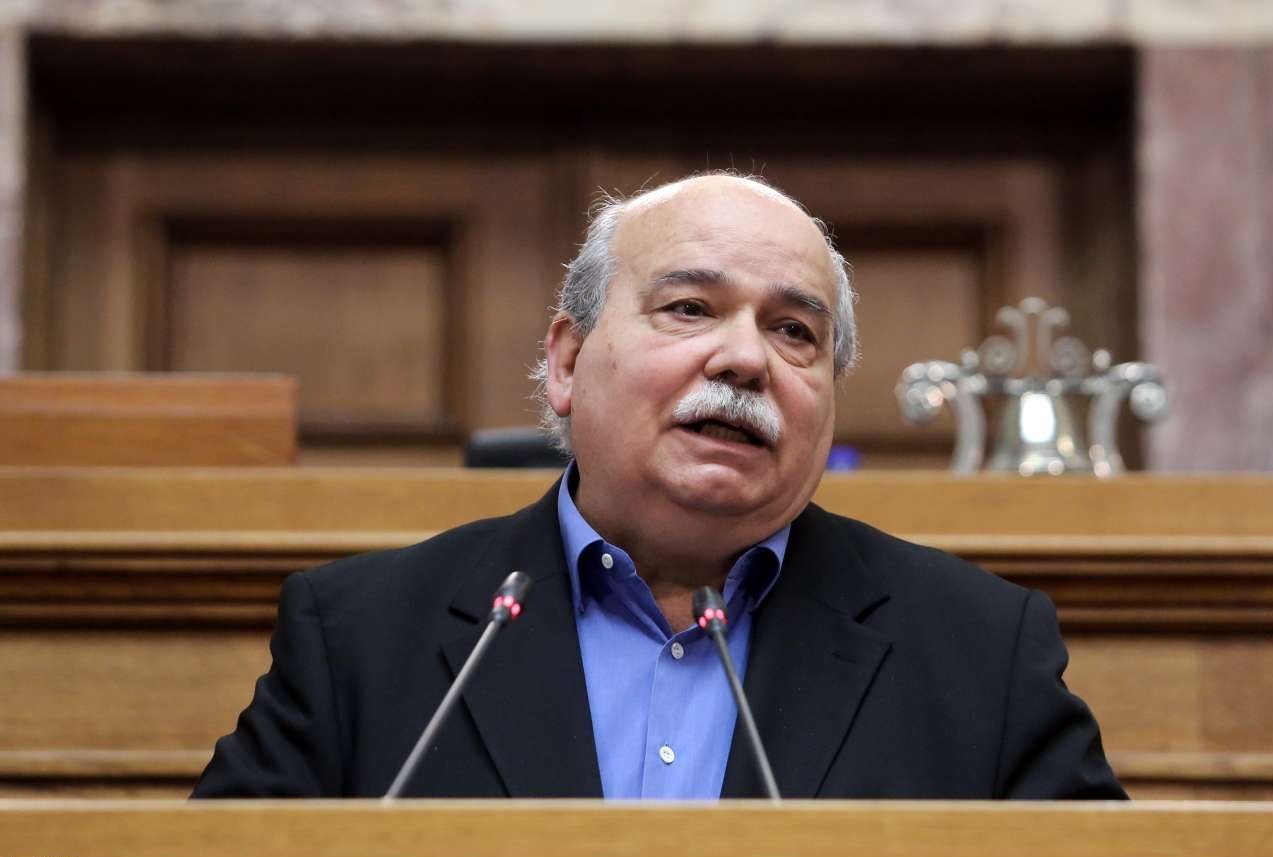 «Βρόμικο πόλεμο» κατά της Ελλάδας καταγγέλλει ο Βούτσης