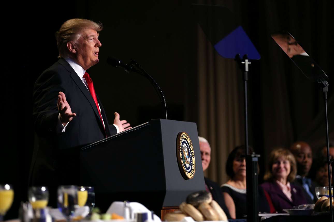 Ο Τραμπ… προσεύχεται για τον Σβαρτσενέγκερ