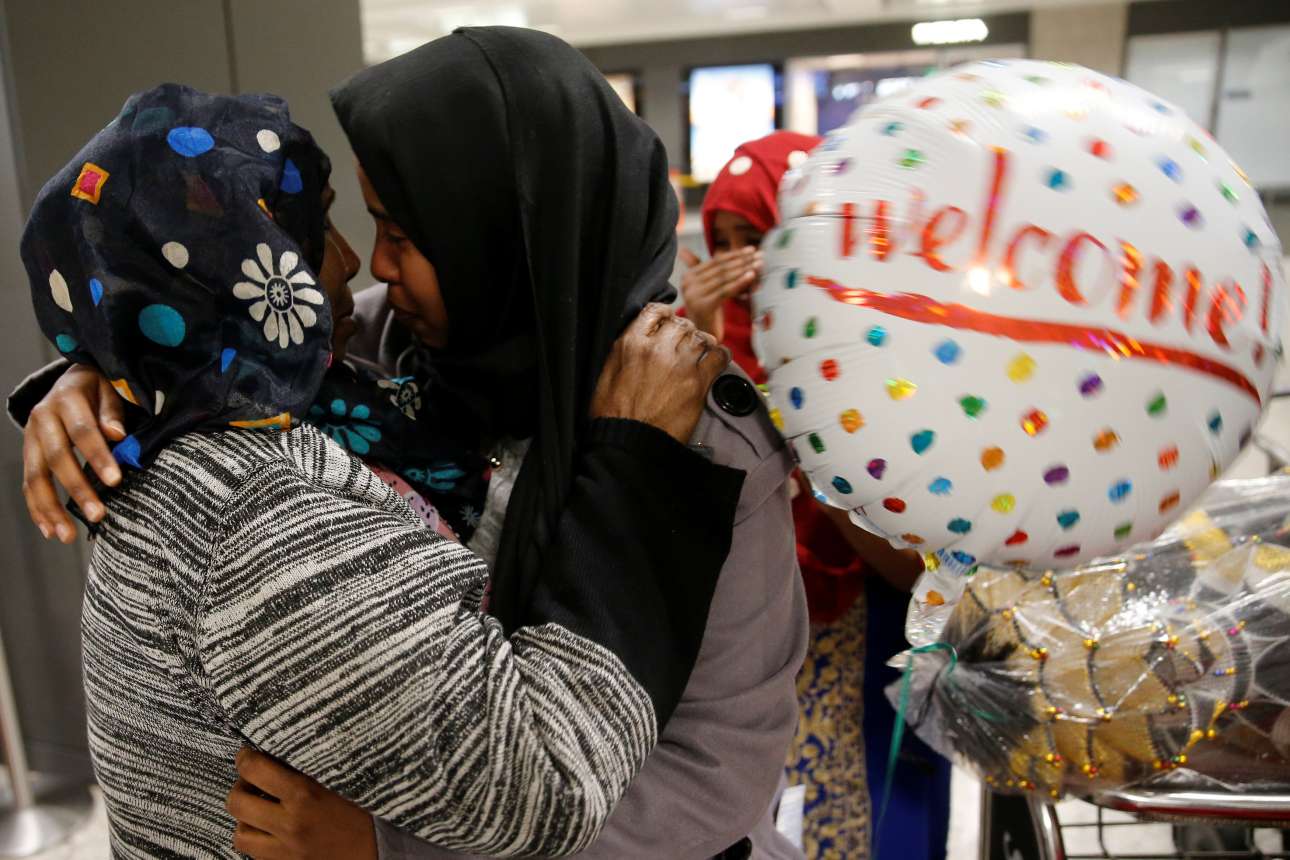 Νομικά πυρά στη μάχη Τραμπ κατά δικαστών για τους μουσουλμάνους