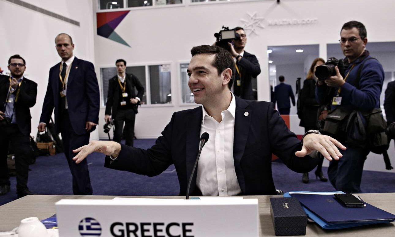 Ο Τσίπρας στη Μάλτα για ενημέρωση από Μέρκελ και… χαστούκι στον Μπέτελ