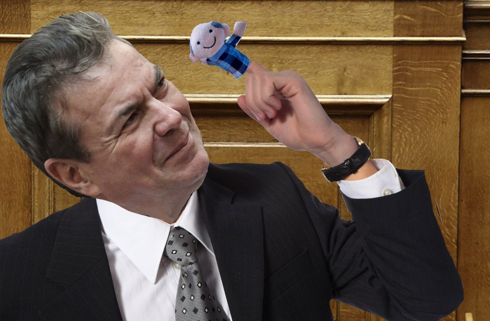 Από μια μαριονέτα στο δάχτυλό του ακούει τελικά τα «μπράβο» ο Τάσος Πετρόπουλος!