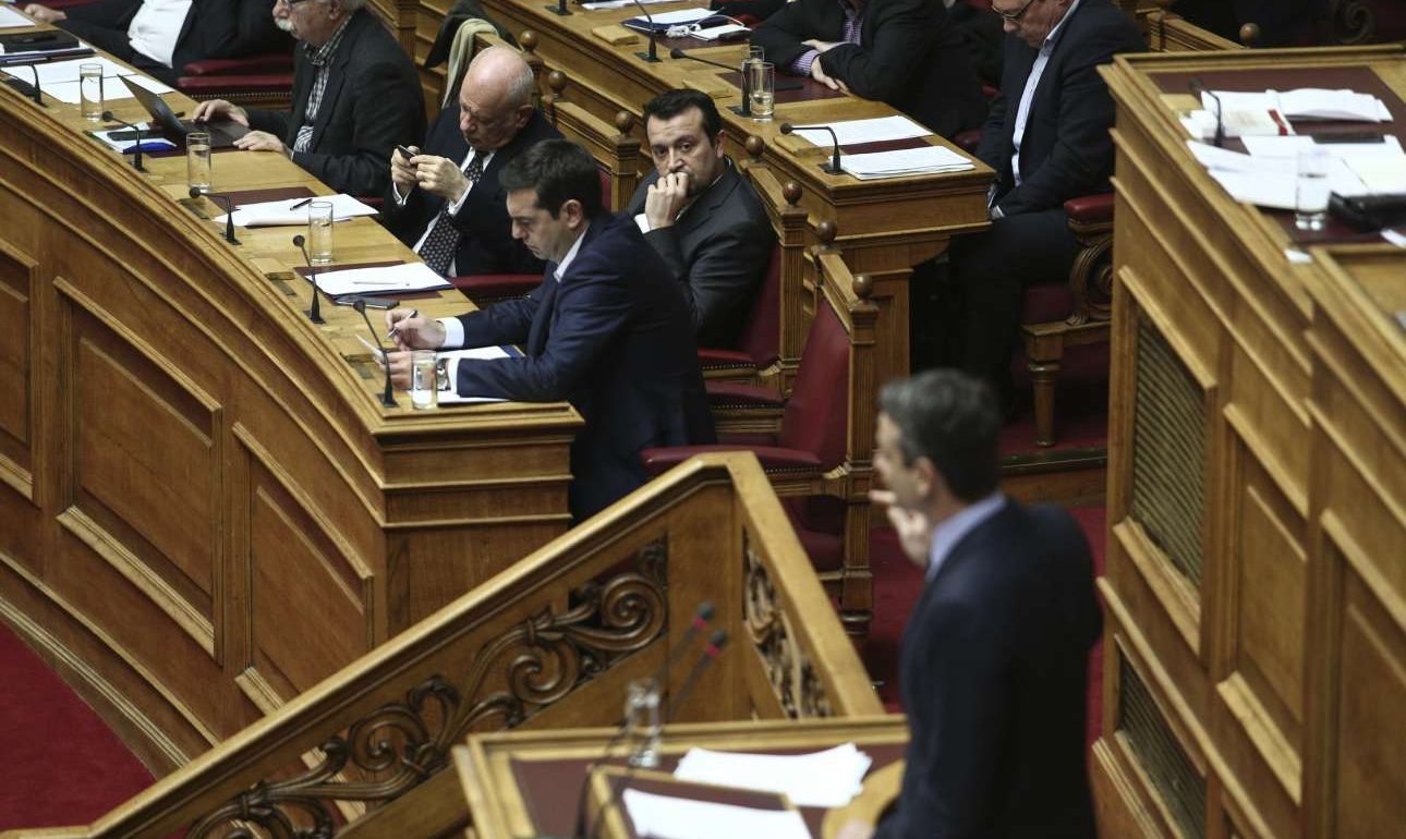 «Οδηγός διαπλοκής» στη Βουλή – Σφοδρή σύγκρουση Τσίπρα – Μητσοτάκη – Γεννηματά – Θεοδωράκη