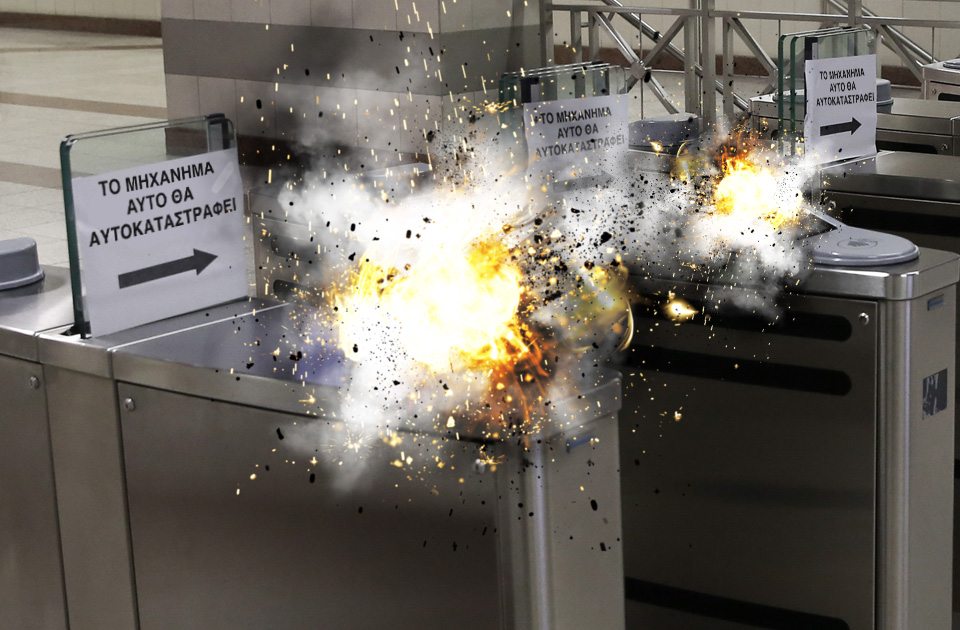 Ακυρωτικά που καταστρέφονται μόνα τους στο μετρό για να προλάβουν τους κουκουλοφόρους