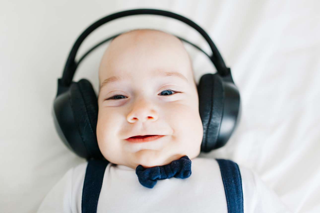 Ποιο τραγούδι ακούει πανευτυχής αυτός ο μπέμπης;