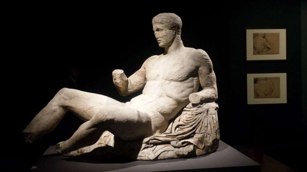 Το άγαλμα του Διονύσου από το ανατολικό αέτωμα του Παρθενώνα, εκτίθεται στο Βρετανικό Μουσείο