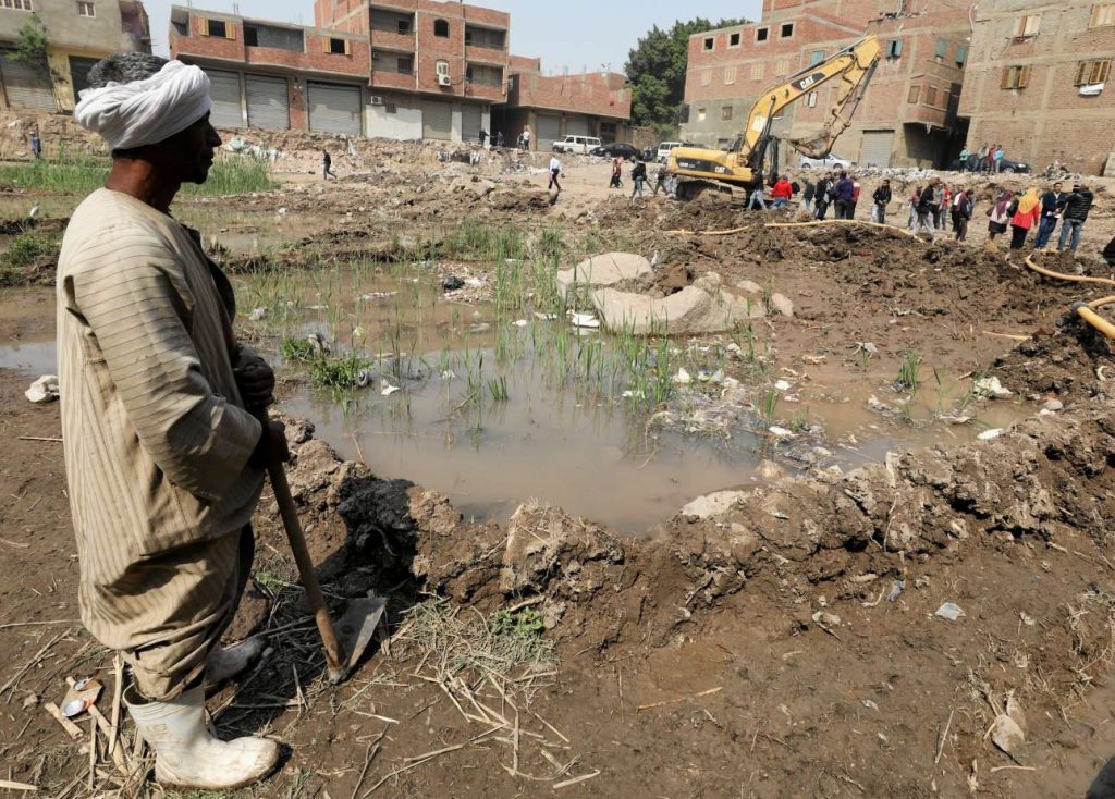 Εργάτης στο σημείο όπου βρέθηκε το άγαλμα (REUTERS/Mohamed Abd El Ghany)