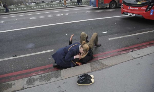 Ενας τραυματίας στο οδόστρωμα δέχεται βοήθεια