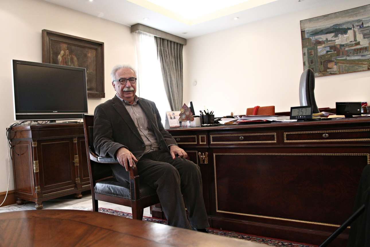 Ο Γαβρόγλου καταργεί τη διαγωγή «κοσμία» για τους μαθητές