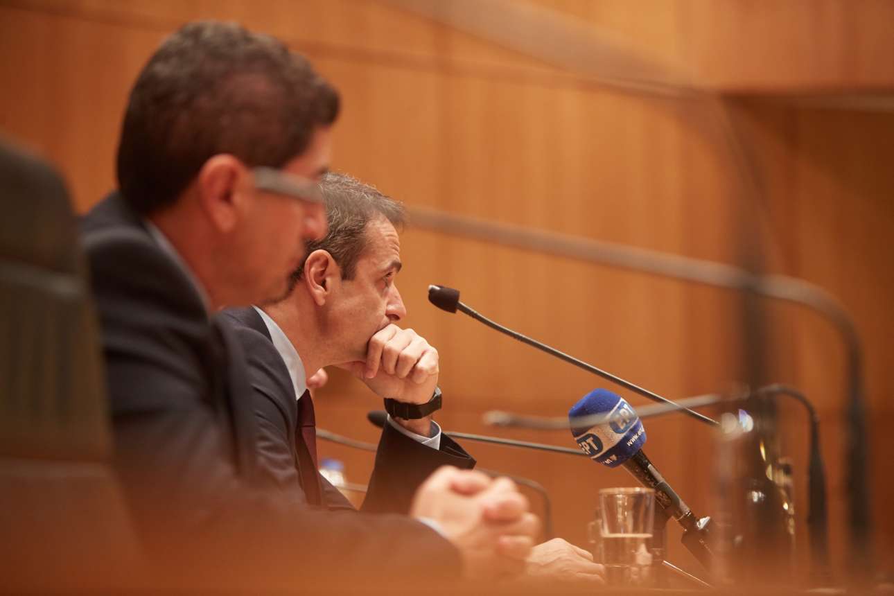 Μητσοτάκης: «Βρέχει λεφτά και κρατάμε ομπρέλα – η κυβέρνηση παίζει θέατρο»