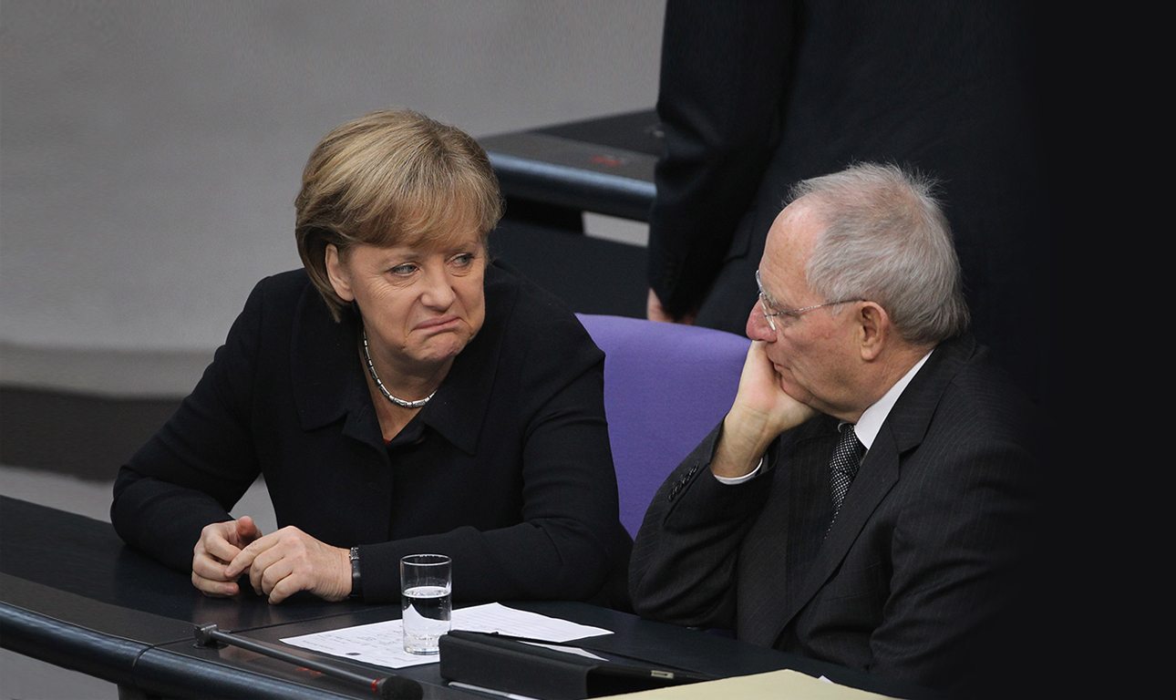 Η Μέρκελ παρακάμπτει τον Σόιμπλε και «προσφέρει» το QE στον Τσίπρα