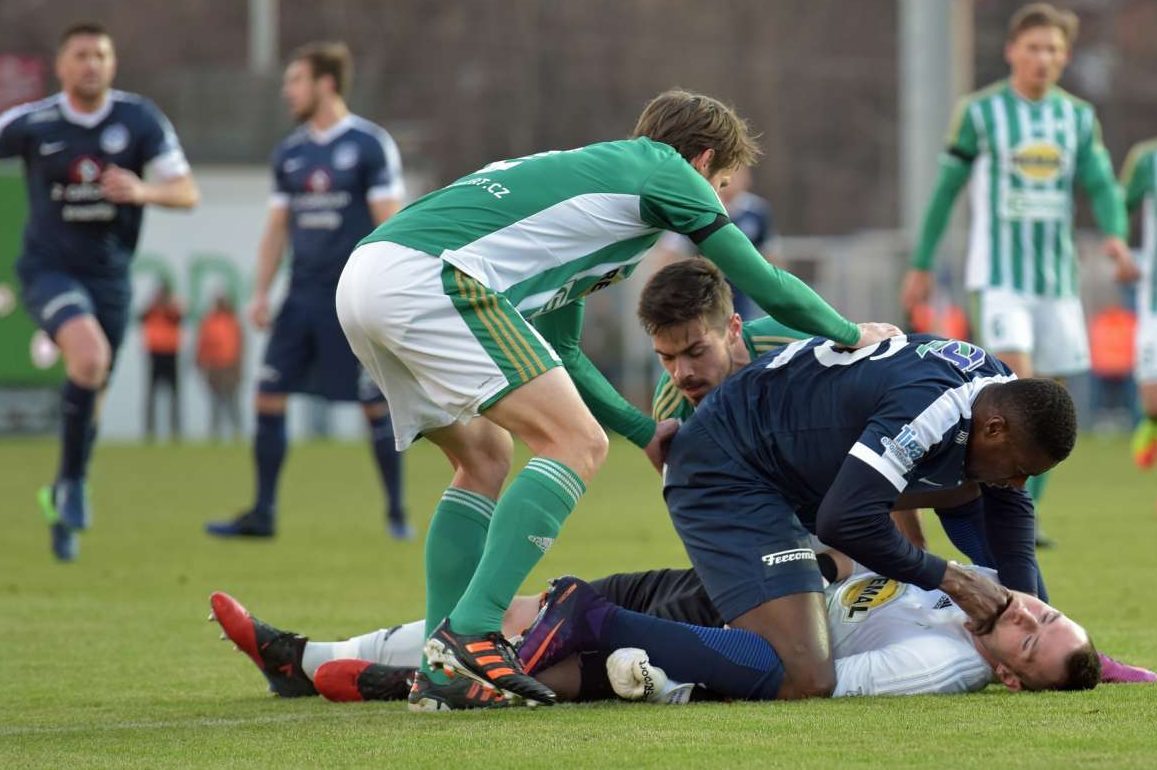 Ο ποδοσφαιριστής που σώζει ζωές μέσα στα γήπεδα