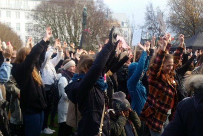 Η Ισλανδία εξισώνει με νόμο τις απολαβές ανδρών και γυναικών