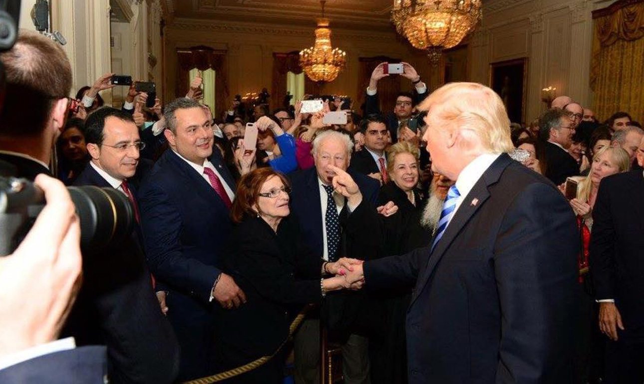 Ενας Πάνος Καμμένος πίσω από κορδόνι