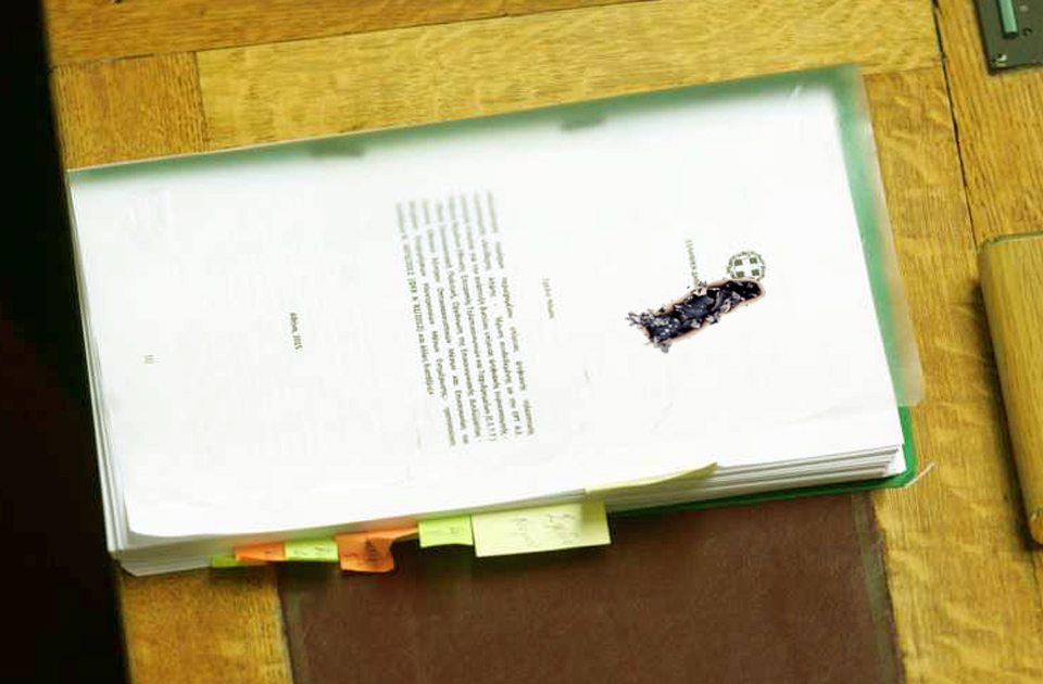 Με κάψιμο από τσιγάρο του Πολάκη ήρθε στη Βουλή το νομοσχέδιο για το κάπνισμα