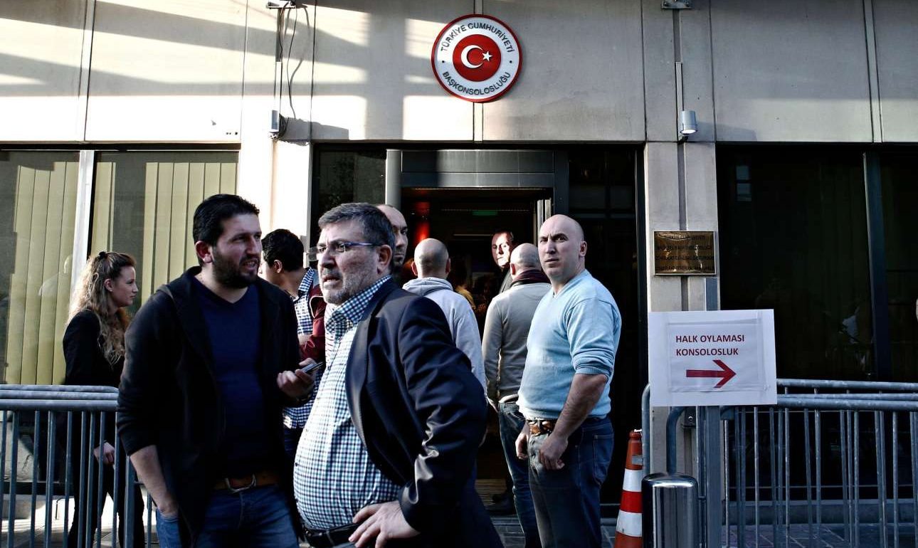 Οπαδοί του Ερντογάν μαχαίρωσαν τρεις Κούρδους στις Βρυξέλλες