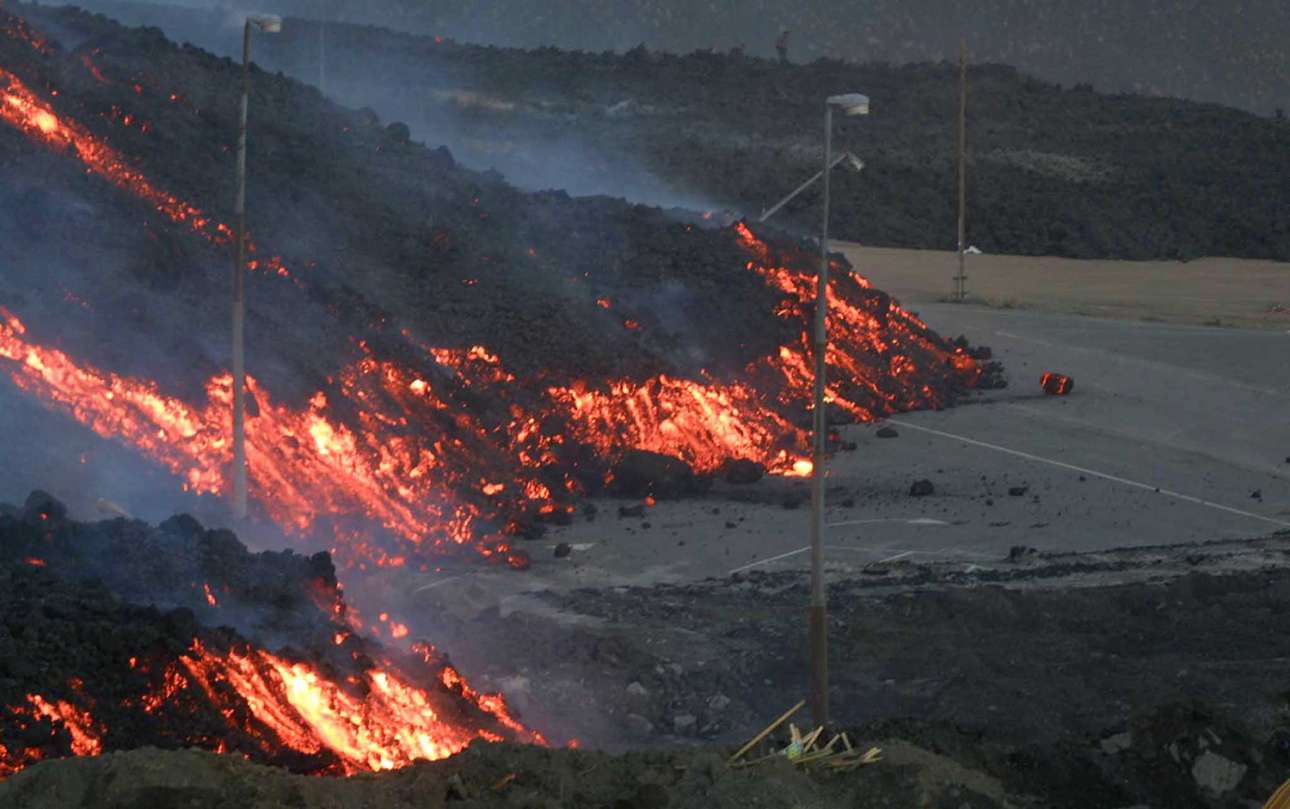 Извержение вулкана уничтожило город. Извержение вулкана Этна 2002. Вулкан Этна извержение 2011. Помпеи извержение вулкана. Извержение вулкана Этна последствия.